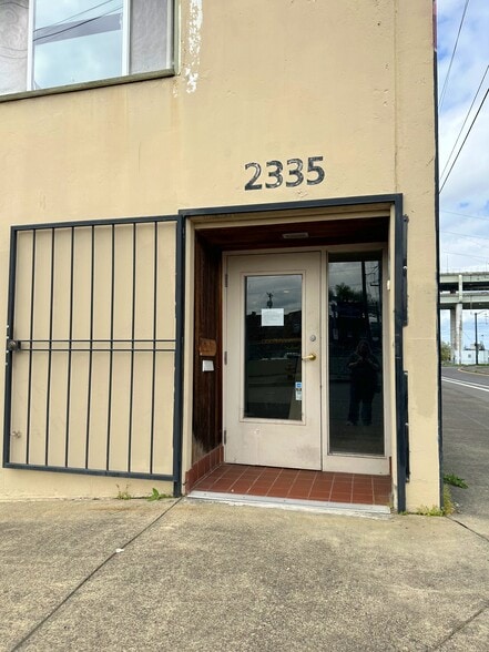 More Photos Of 2335 N Clark Ave, Portland Warehouse For Lease