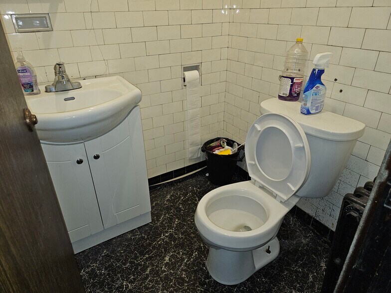 More Photos Of 2000-2014 Salisbury St, Saint Louis General Retail For Sale