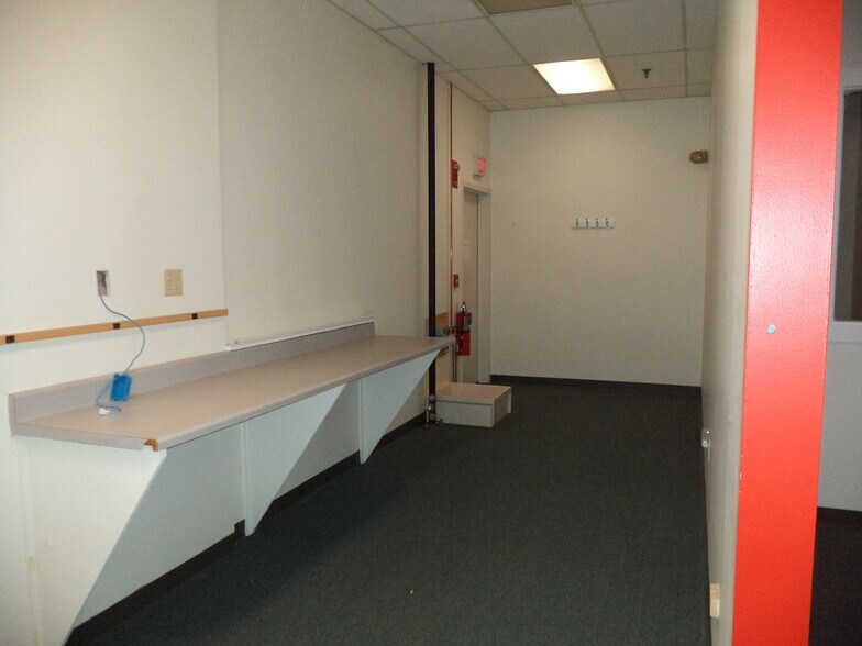 More Photos Of 1117 Elm St, Manchester Office For Lease