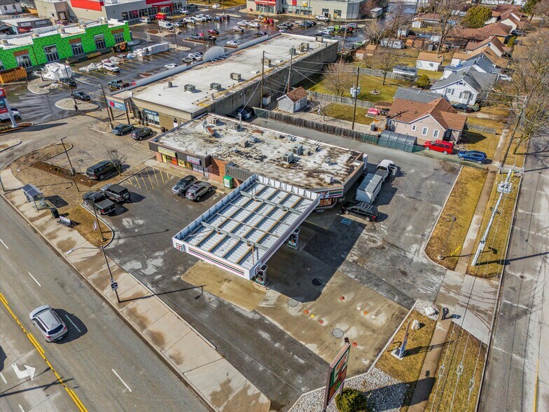 More Photos Of 5124 Tecumseh Rd E, Windsor Freestanding For Sale