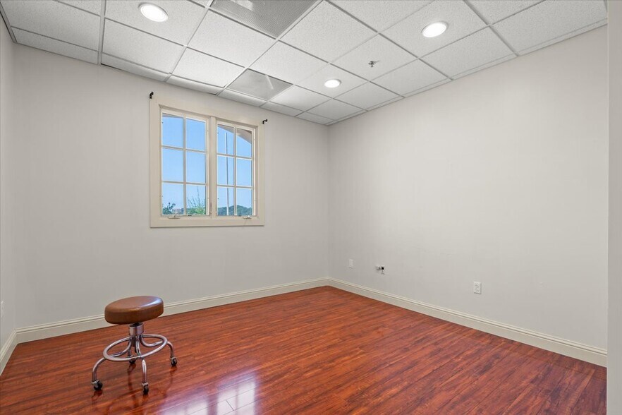 More Photos Of 10 Harris Ct, Monterey Medical For Sale