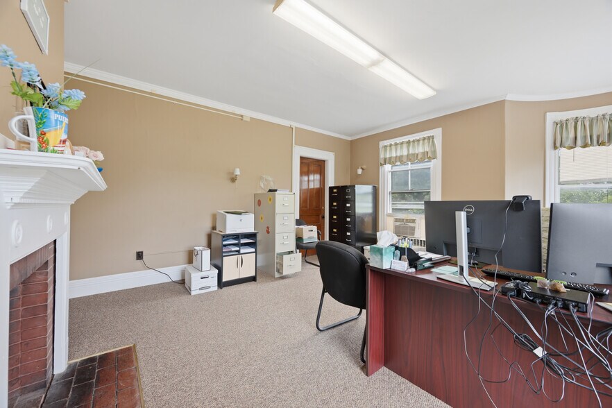 More Photos Of 1 Sylvandale Rd, Lisbon Office For Sale