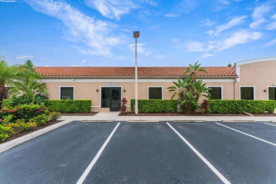 More Photos Of 3911 Golf Park Loop, Bradenton Office For Lease