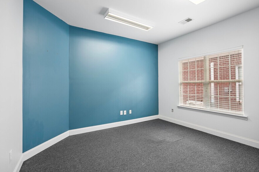 More Photos Of 200-204 River Park North Dr, Woodstock Medical For Sale