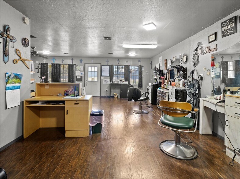 More Photos Of 208 W 1st Ave, Corsicana General Retail For Sale