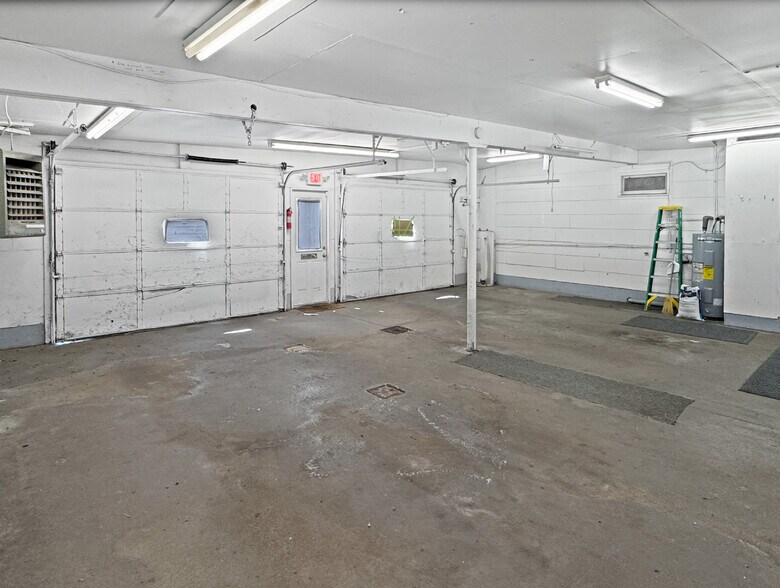 More Photos Of 129 E 5th St, Washington Showroom For Sale