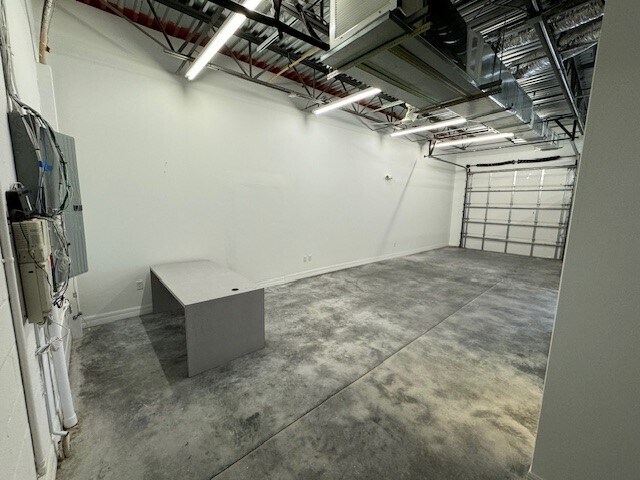 More Photos Of 7361 International Pl, Sarasota Showroom For Lease