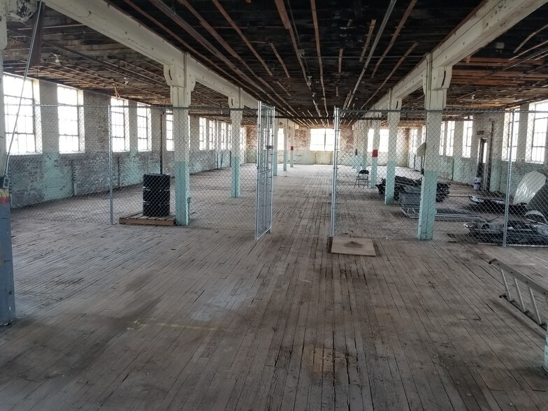 More Photos Of 2013 W Iowa St, Evansville Manufacturing For Sale