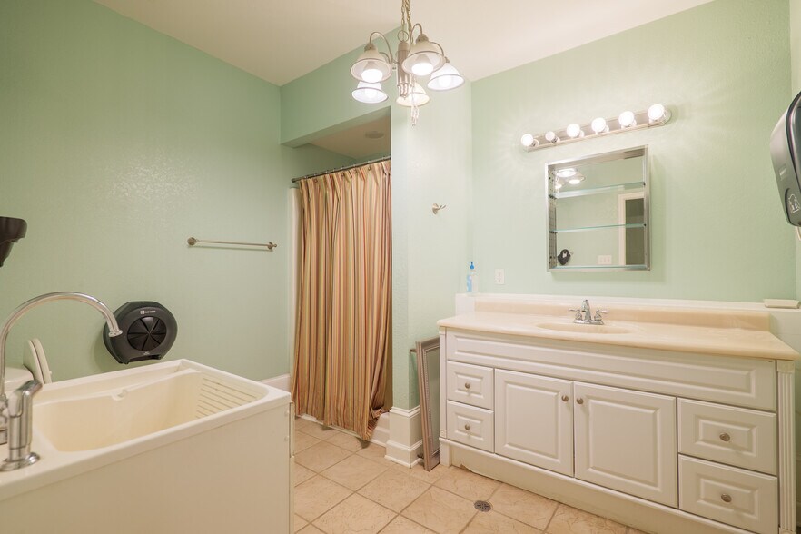 More Photos Of 450 W Highway 64, Lakeland Warehouse For Lease