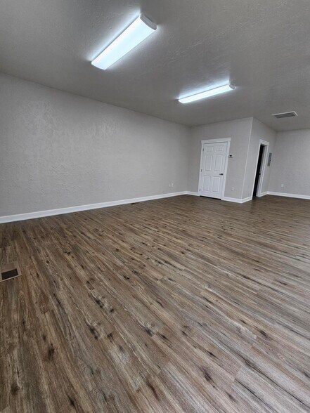 More Photos Of 832 NW 13th St, Fruitland Office For Lease