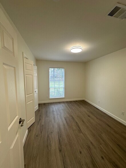 More Photos Of 2043 Cherry Laurel Dr, Spring Office For Lease