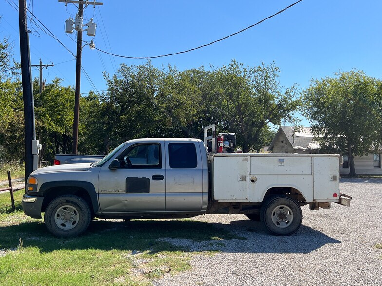 More Photos Of 1106 W Main St, Olney Freestanding For Sale