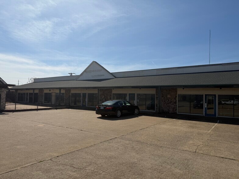 Primary Photo Of 3644 W Pioneer Pky, Pantego General Retail For Sale
