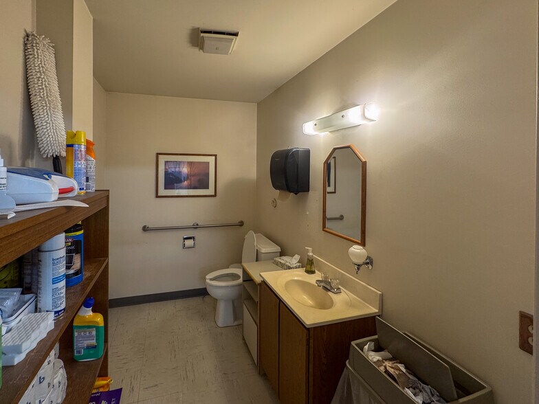 More Photos Of 601 9th St S, Great Falls Showroom For Sale