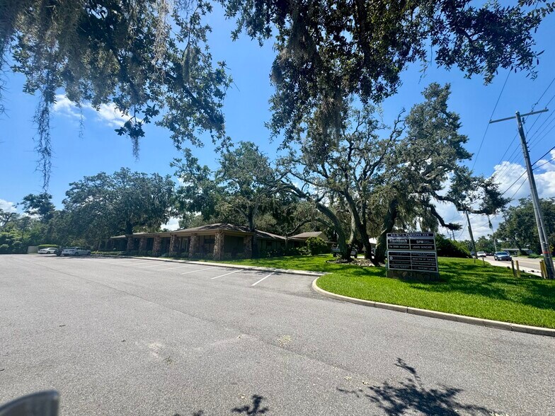 More Photos Of 911-917 S Parsons Ave, Brandon Office For Lease