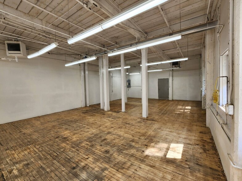 More Photos Of 100 Business St, Hyde Park Unknown For Lease