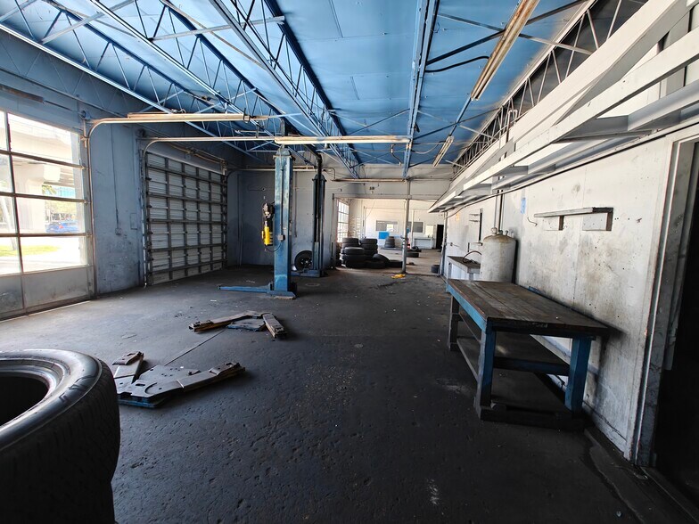 More Photos Of 18300 US Highway 19 N, Clearwater Auto Repair For Lease