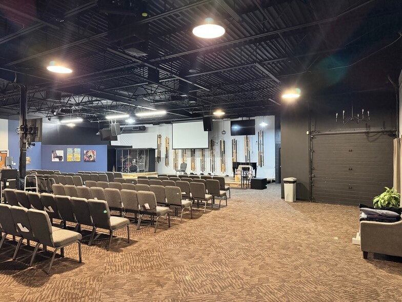 More Photos Of 1600 Gervais Ave, Maplewood Warehouse For Lease