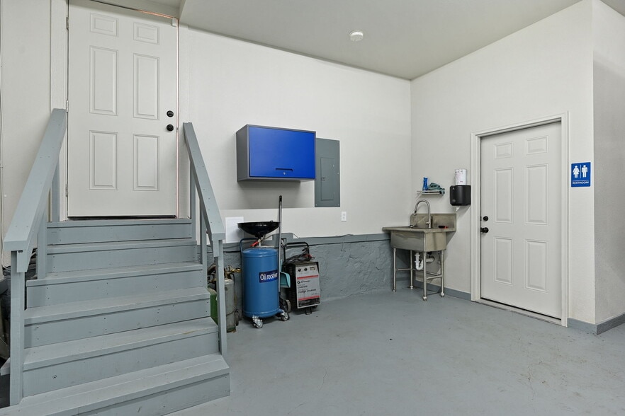 More Photos Of 3200 E 31st St, Kansas City Freestanding For Sale