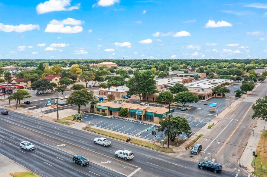 More Photos Of 7902 Slide Rd, Lubbock Veterinarian Kennel For Lease
