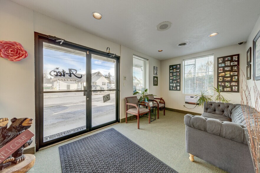 More Photos Of 104-106 N Hutchinson Rd, Spokane Valley Flex For Sale