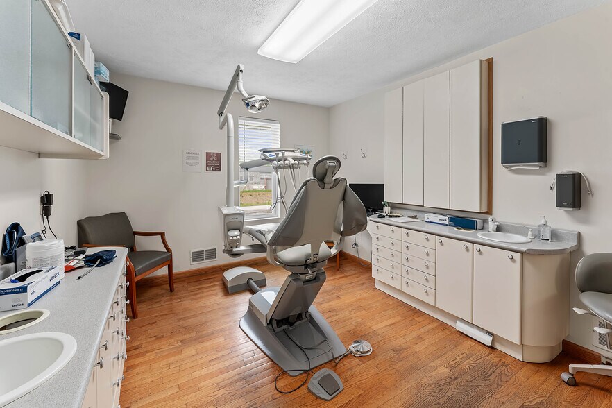 More Photos Of 711 N Pike St, Grafton Office For Sale