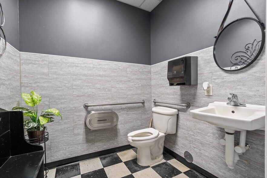 More Photos Of 120 Bank St, Sanford Restaurant For Sale