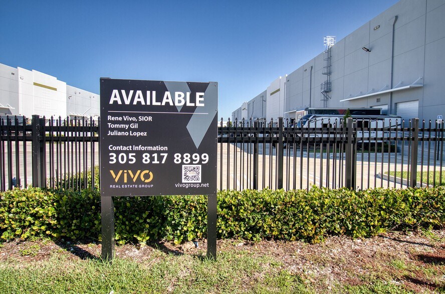 More Photos Of 3042 NW 73rd St, Miami Distribution For Lease