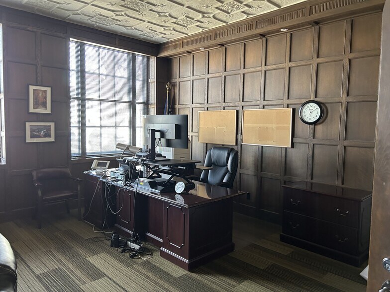 More Photos Of 219 E Washington Ave, Oshkosh Office For Sale
