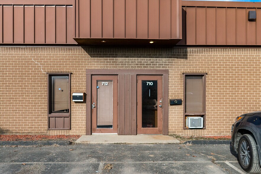 More Photos Of 1520 Harmon Ave, Columbus Warehouse For Lease