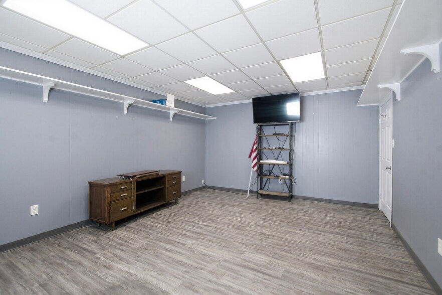 More Photos Of 300-305 S Grant Ave, Odessa Warehouse For Sale