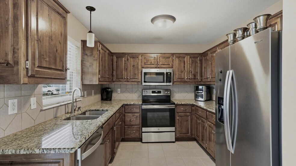 More Photos Of 2450 NW Lowenstein Dr, Lee's Summit Flex For Sale