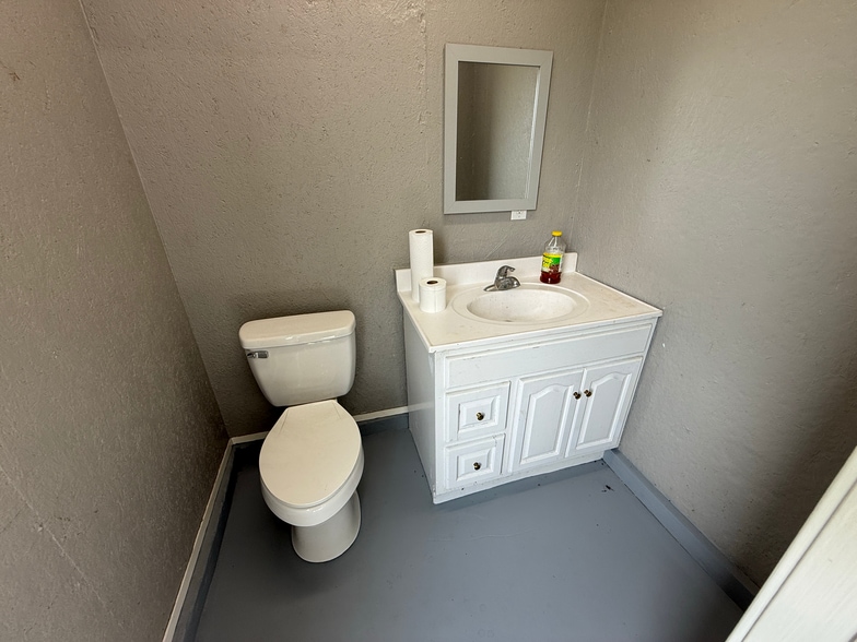 More Photos Of 911 US-25E, White Pine Flex For Lease