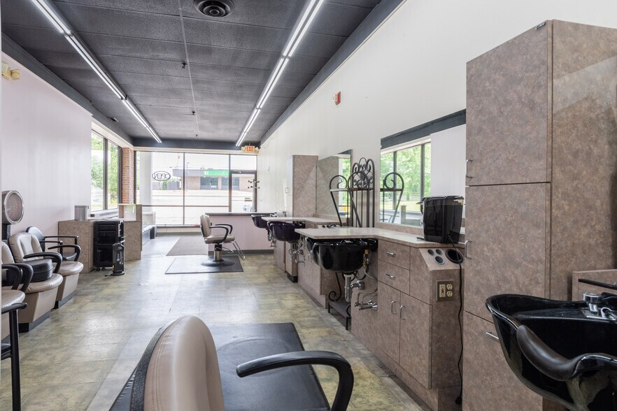 More Photos Of 76 Derry Rd, Hudson Unknown For Lease