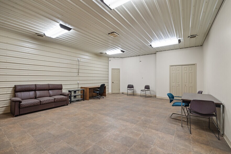 More Photos Of 922 W Fourth St, Mansfield Warehouse For Lease