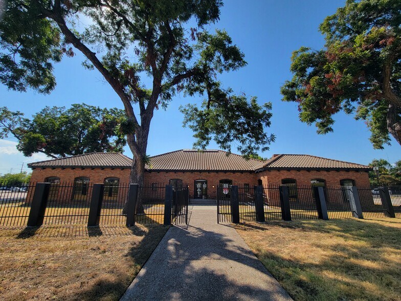 More Photos Of 2323 N Walton Walker Blvd, Dallas Office For Sale