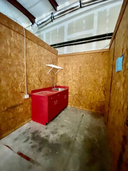 More Photos Of 6556-6560 Westwood Blvd, Beaumont Light Manufacturing For Lease