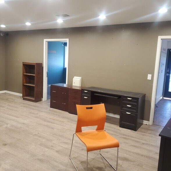 More Photos Of 28039 W Commercial Ave, Lake Barrington Industrial For Lease