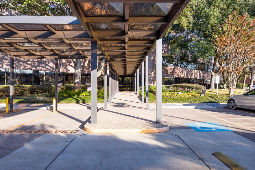 More Photos Of 3100 S Gessner Rd, Houston Office For Lease