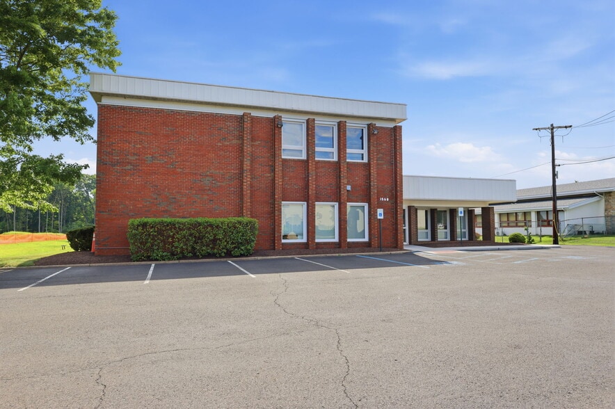 More Photos Of 1568 Woodbourne Rd, Levittown Office For Lease