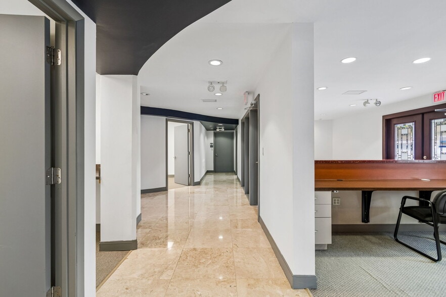 More Photos Of 13940 N Dale Mabry, Tampa Office For Sale