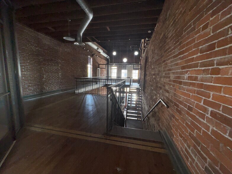 More Photos Of 390 S Main St, Memphis Office For Sale
