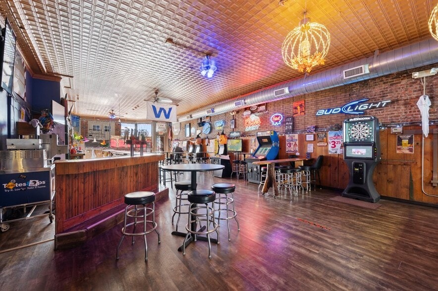 More Photos Of 1708 State St, Bettendorf General Retail For Sale