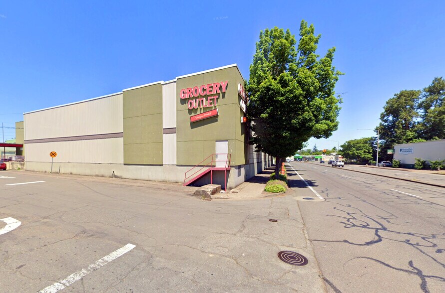 More Photos Of 299 D St NE, Salem Supermarket For Lease