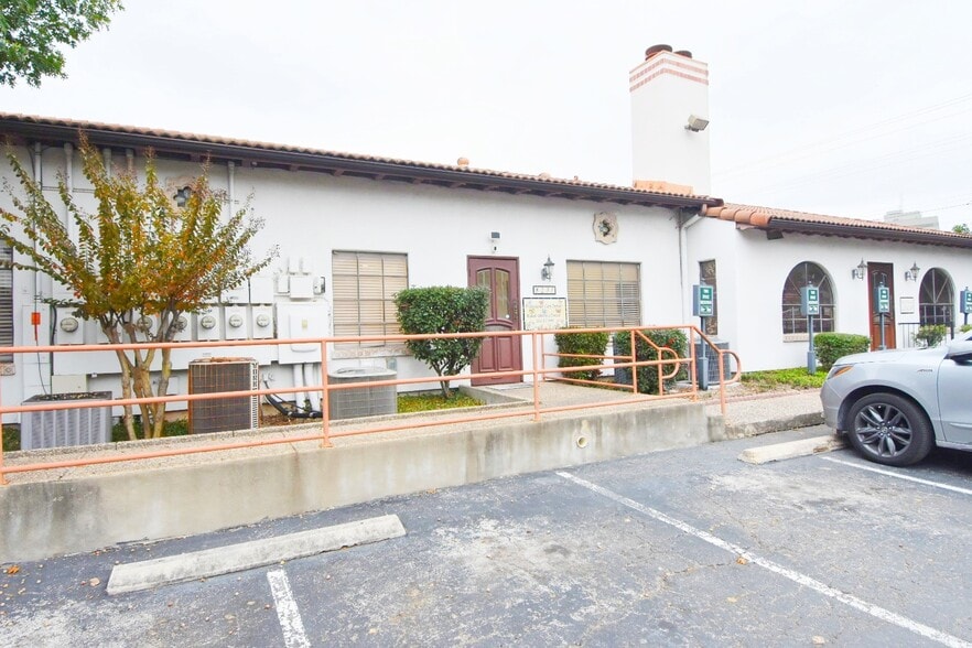 More Photos Of 8237 Fredericksburg Rd, San Antonio Medical For Sale