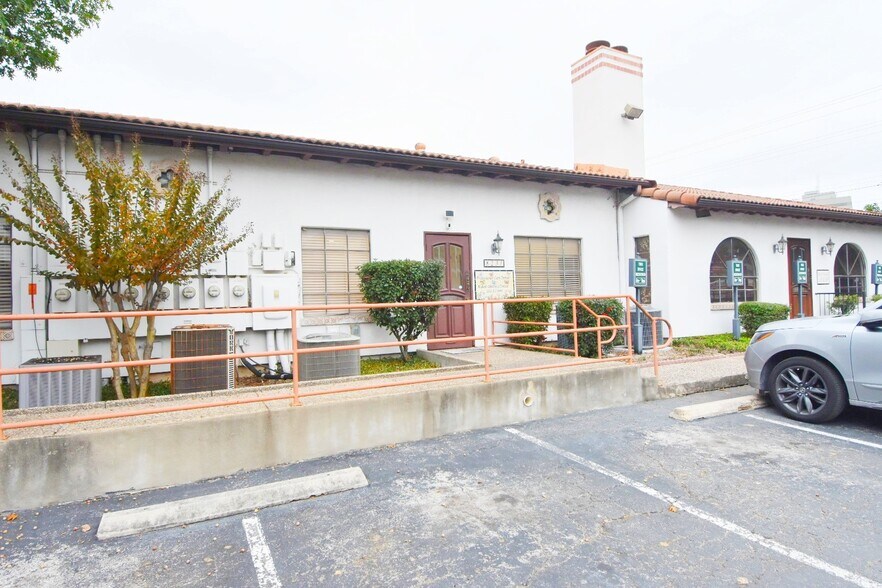 More Photos Of 8237 Fredericksburg Rd, San Antonio Medical For Lease