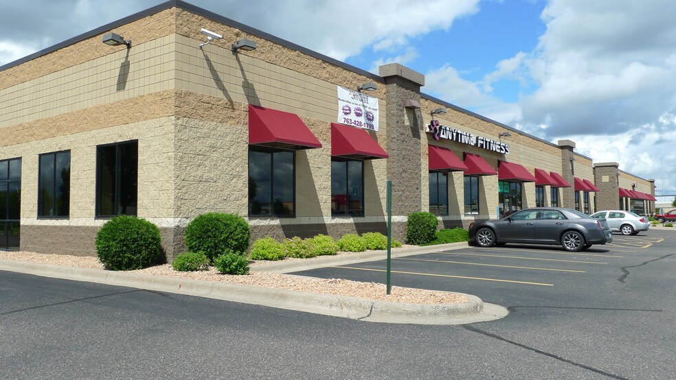 More Photos Of 14140-14198 Northdale Blvd, Rogers Showroom For Lease