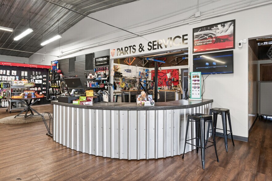 More Photos Of 1040 Dakota Dr, Mendota Heights Freestanding For Sale