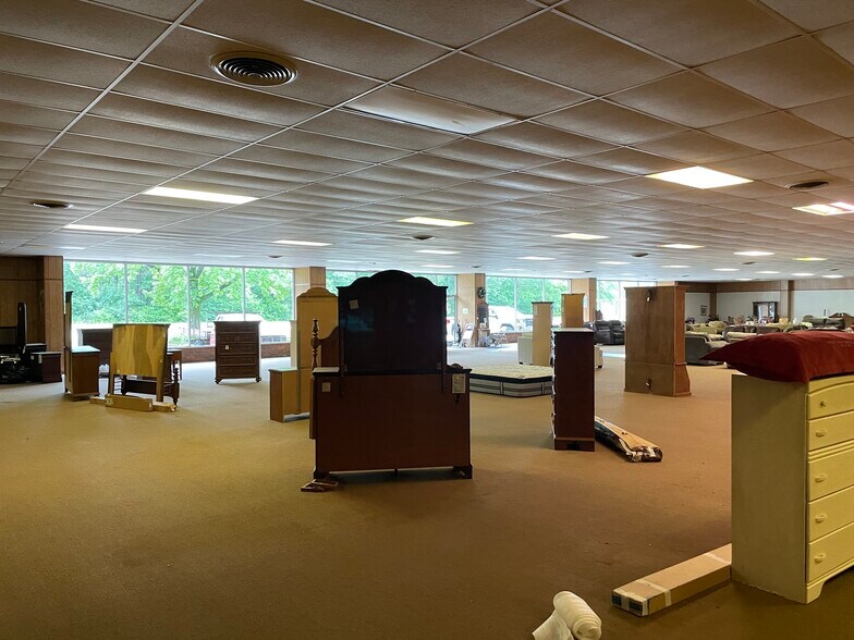 More Photos Of 1310 Elliott Blvd, Jasper Showroom For Sale