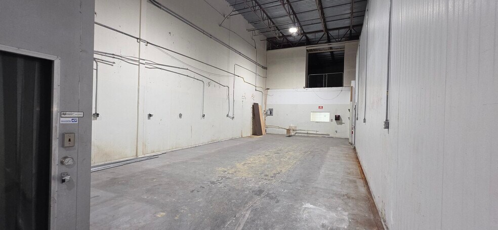 More Photos Of 7810 Kingspointe Pky, Orlando Warehouse For Lease